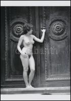 Se vele, se nélküle, szolidan erotikus felvételek az 1980-as évekből, 8 db vintage negatív + 1 db ma...