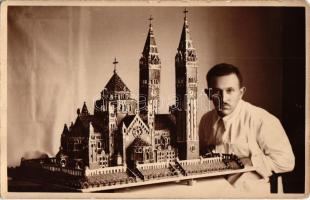 1930 Szeged, Fogadalmi templom makettje az alkotóval. photo (EK)