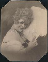 cca 1910 Bécs, az Atelier Konnerth féle műteremben készült női portré, kasírozva, hidegpecséttel jelzett, 23x17,5 cm