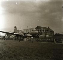 1963 Budapest, Kőbánya, Mázsa tér, ,,Kis pilóta cukrászda, egy kiszolgált LI-2-es repülőgépen, 1 db vintage negatív, 6x6 cm