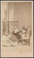 cca 1864 Eger, Mihály József egri műtermében heverésző hölgy, szivarral a kezében, vizitkártya méretű fénykép, 10,4x6 cm
