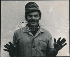 cca 1970 Kezek, 3 db vintage fotó, kettő feliratozott, a magyar fotográfia dokumentarista korszakábó...