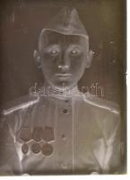 cca 1944 Eger, orosz katonák a GRÁF műteremben, 10 db üveglemez negatív, 10x15 cm és 9x12 cm