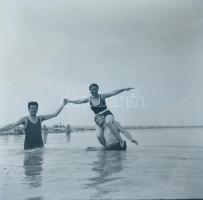 cca 1935 Ismeretlen szerző 100 db vintage negatívja, egy magyar szabadalommal védett negatívtartó al...