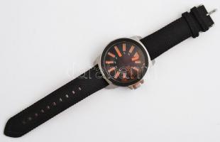 Hugo Boss nagyméretű, férfi kvarc karóra. d: 5 cm Elemmel, szíjjal, működő, jó állapotban