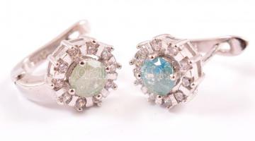 Ezüst(Ag) zöld kővel díszített fülbevalópár, jelzett, 1,5×1,2 cm, bruttó: 3,6 g