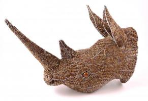 cca 1970 Orrszarvú trófea, gyöngyökből fűzött, fa szemekkel, fém vázon, m: 57 cm, alja: 25x19,5 cm