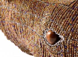 cca 1970 Orrszarvú trófea, gyöngyökből fűzött, fa szemekkel, fém vázon, m: 57 cm, alja: 25x19,5 cm