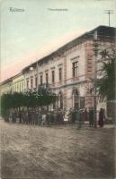 1908 Kalocsa, Takarékpénztár, Gyógyszertár, sokaság az utcán. Kiadja Joáchim Ágoston (EK)