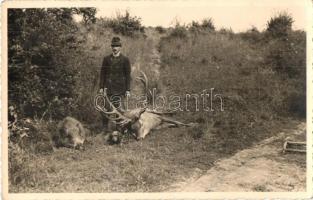 1938 Kálló, vadász kutyájával az elejtett zsákmány mellett, vaddisznó, szarvas. photo