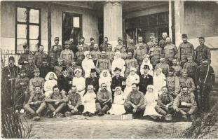 1915 Nyíregyháza, Barakk kórház, épült 1914-ben. Sérült osztrák-magyar katonák a kórházi ápolók körében. Hunyady és Malachovsky fényképészek felvétele és kiadása (fa)
