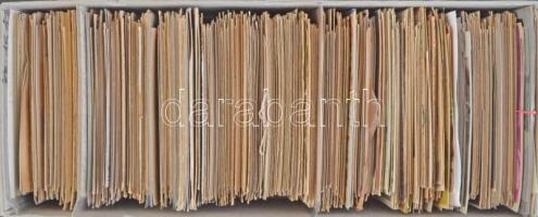 Egy doboznyi (kb. 1000 db) RÉGI motívumlap, sok művészlap, üdvözlőlap, hölgyek / Cca. 1000 pre-1945 ...