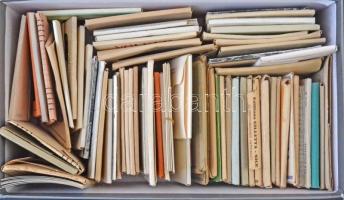 Egy doboznyi (kb. 80 db) főleg RÉGI külföldi városképes mini füzet fotókkal / Cca. 80 mainly pre-194...