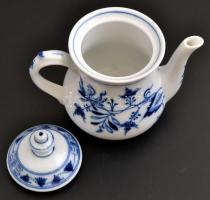 Német porcelán kék virágmintás kiöntő, jelzett, hibátlan, m: 15 cm