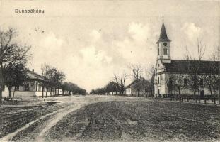 1915 Dunabökény, Bukin, Mladenovo; utcakép, templom. Kiadja Adolf Németz, Kaufmann / street view with church