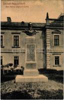 Nagyszőlős, Nagyszőllős, Vynohradiv (Vinohragyiv), Sevlus; Báró Perényi Zsigmond szobra. Rochlitz Géza kiadása. W.L. (?) 1971. / statue