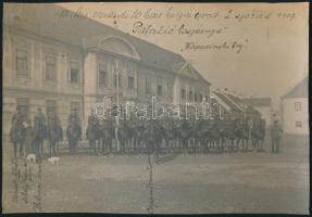 1907 Varasd, M. kir. varasdi 10. honvéd huszárezred 2. százada, a Patačić-kaszárnya a varasdi Erdödy Palota előtt, rajta Várady Albert (1870-?) huszártiszt, később ezredessel, fotó, kartonra kasírozva, feliratozva, körbevágva, 14x20 cm./  1907 Varaždin, the 2nd company of the Hungarian Royal 10th Husar Regiment of Varaždin in front of Palace Erdödy (Patačić-barrack), photo on board, with writings, cropped, 14x20 cm