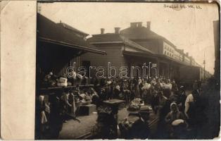 1916 Brassó, Kronstadt, Brasov; Augusztus 28. a román támadás elől menekülők a vasútállomáson / railway station on August 28th, people escaping from the entry of the Romanian troops. photo (EK)