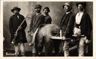 1943 Borszék, Borsec; medvevadászok az erdőben lelőtt medvével. Heiter György udvari fényképész eredeti felvétele / bear hunter with the hunted bear