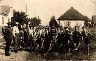 1936 Nagyszeben, Hermannstadt, Sibiu; "Premilitär" katonai előképzésen szászok és románok között, ásókkal / K.u.K. premilitary training with Romanian and Transylvanian Saxon soldiers, spades. gorup photo  (EK)