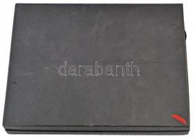 Éremtartó kazetta, kivehető tálcával, összesen 24 férőhellyel. Használt, jó állapotban