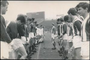 1967 Az FTC labdarúgóit köszöntik az ifik. Pobuda Alfréd pecséttel jelzett fotója. 18x13 cm