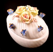Rózsás porcelán tojás, apró lepattanással, jelzés nélkül, 6,5×4,5×6 cm