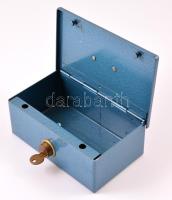 Fém pénzkazetta kulccsal, jó állapotban, 18,5×12×6,5 cm