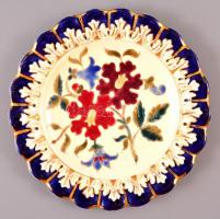 Díszes virágmintás tányér, mázas porcelánfajansz, jelzett (Q), apró kopásokkal, lepattanással, d: 20 cm