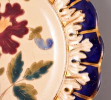 Díszes virágmintás tányér, mázas porcelánfajansz, jelzett (Q), apró kopásokkal, lepattanással, d: 20...