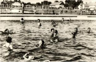 71 db modern fekete-fehér magyar városképes lap az 1950-es és 1960-as évekből, közte sok Debrecen, B...