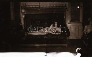 cca 1970 Erotikus és pornográf fotónegatívok, 58 db, 8×6 cm