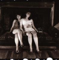 cca 1970 Erotikus és pornográf fotónegatívok, 58 db, 8×6 cm