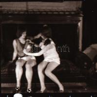 cca 1970 Erotikus és pornográf fotónegatívok, 58 db, 8×6 cm