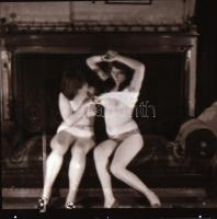 cca 1970 Erotikus és pornográf fotónegatívok, 58 db, 8×6 cm