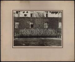 1943 A kőszegi főtiszti tanfolyam tanári kara és hallgatói, csoportkép, fotó Rimóczy János műterméből, kartonra kasírozva, 17×23 cm