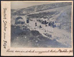 cca 1900 Deutsch Sándor, fólyai amatőr fotós: Az orosz zarándokok Betlehem felé. Fotó kartonon. 13x10 cm