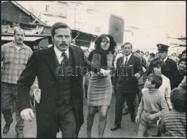 1971 Franco Nero és Marilú Tolo az Egy rendőrfelügyelő vallomása az államügyésznek című filmben, sajtófotó, hátulján feliratozva, pecséttel jelzett (Massimo Vergari), 18×24 cm