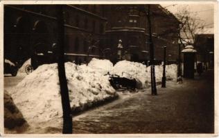 Budapest V. Alkotmány utca télen, a nagy hó befedi az autókat. photo