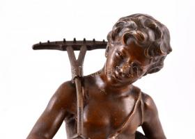 Arató fiú, spiáter szobor, jelzés nélkül, kopásokkal, m: 32,5 cm