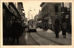 Pécs, Király utca, Köztisztviselők szövetkezete, Párisi áruház, Menetjegy iroda, Groumann hentesárú gyár 2. sz. fiókja, Meinl Gyula rt., Filléres üzlet, villamon, tél. photo