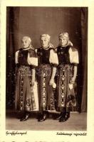 43 db régi magyar és történelmi magyar városképes lap, közte pár fotó; vegyes minőség / 43 pre-1945 ...