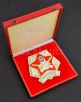 Hollóházi BM porcelán emlékplakett, kézzel festett, jelzett, apró kopásokkal, díszdobozban, hozzá 7 ...