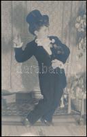 cca 1930 Kis gentleman, humoros gyerekfotó, fotólap, 13,5×8,5 cm