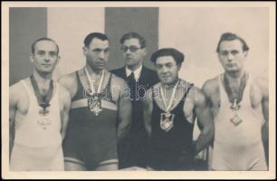 cca 1940-1950 Érmet nyert sportolók csoportképe, fotó, 9×14 cm