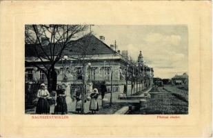 Nagyszentmiklós, Sannicolau Mare; Fő utca, asszonyok és lányok kosarakkal. W.L. Bp. 6713. / main street view, women with baskets