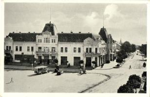 Léva, Levice; Nagyszálloda, autóbusz, automobil, kerékpár, utcai benzintöltő állomás, Kertész üzlete. Foto Kramer / hotel, autobus, automobile, bicycle, gas filling station, shops