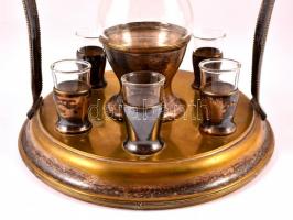 Likőrös készlet. Ezüstözött réz tartó (kopott) üvegpoharakkal és likőrös/pálinkás üveggel m: 35 cm