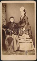 cca 1865 Szentpéteryné és lánya Zakariás Mártonné, hátoldalon feliratozott keményhátú fotó Paulu Marin (Blasiu) műterméből, 10,5×6 cm