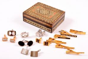 Díszes intarziás fa dobozka, benne 6 pár  pár mandzsettagomb és 6 db nyaktű